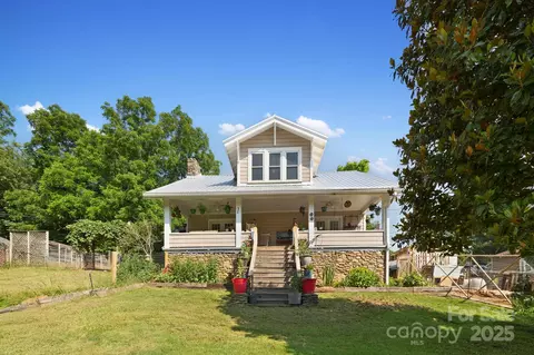 31 Abbott Moore Rd, Clyde, NC 28721