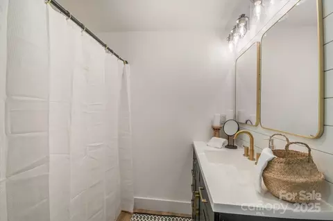 Bath - 65 N Mcdowell Ave, Marion, NC 28752 photo 5 of 5