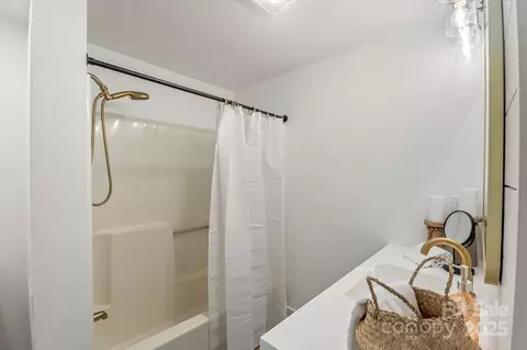 Bath - 65 N Mcdowell Ave, Marion, NC 28752 photo 2 of 5