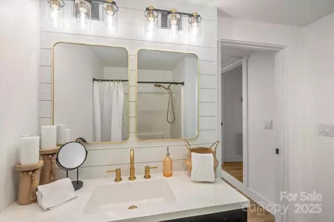 Bath - 65 N Mcdowell Ave, Marion, NC 28752 photo 3 of 5
