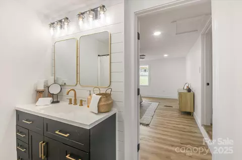 Bath - 65 N Mcdowell Ave, Marion, NC 28752 photo 4 of 5