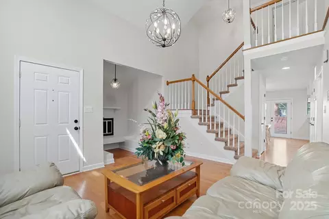 9221 N Vicksburg Park Ct, Charlotte, NC 28210
