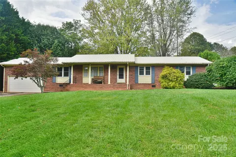 24 Camelot Dr, Clyde, NC 28721