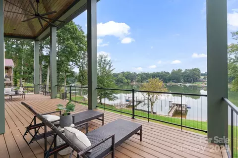 7067 Wateredge Dr, Sherrills Ford, NC 28673