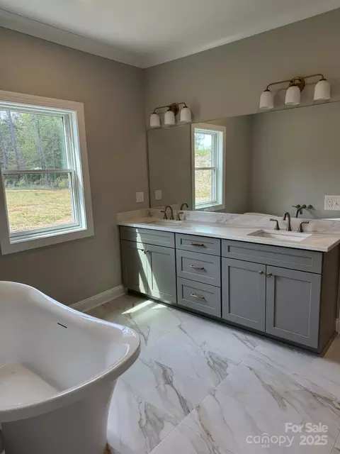 Bath - 4047 Stadler Ne Dr NE, Conover, NC 28613 photo 3 of 4