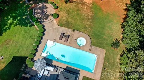 1300 Longleaf Ct, Matthews, NC 28104