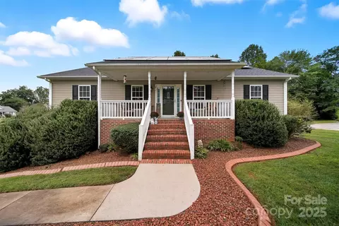 102 Cliffwood Dr, Hudson, NC 28638