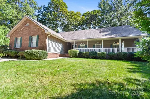511 Fox Hollow Ln, Mills River, NC 28759