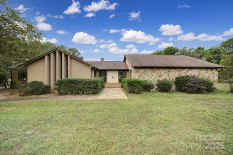 1004 D Kelly Cir, Clover, SC 29710