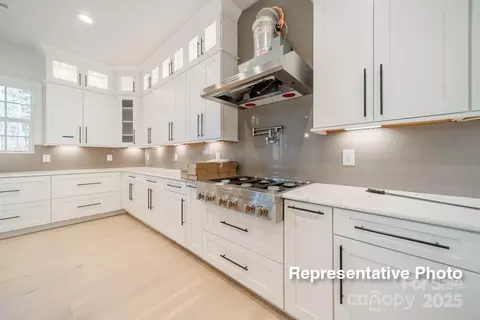 Kitchen - 414 Turtleback Rdg, Matthews, NC 28104 photo 6 of 7