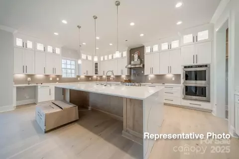 Kitchen - 414 Turtleback Rdg, Matthews, NC 28104 photo 4 of 7