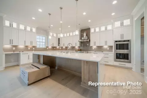 Kitchen - 414 Turtleback Rdg, Matthews, NC 28104 photo 5 of 7