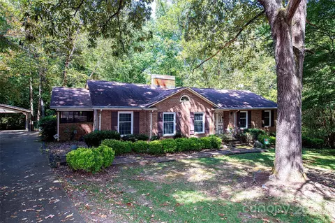 1316 Lake Way Dr, Charlotte, NC 28214