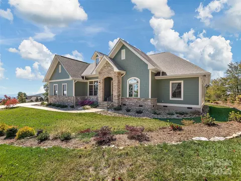 390 Dancing Bear Dr, Hendersonville, NC 28739