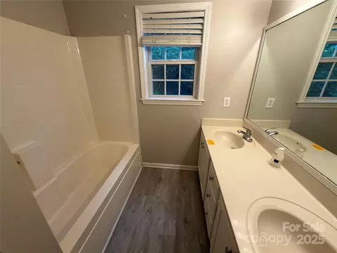 Bath - 1862 Green Leaf Ct, Conover, NC 28613 photo 2 of 3