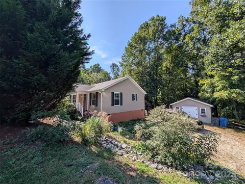 611 Meadow View Dr, Saluda, NC 28773