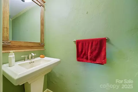 Bath - 507 6th Ne Ave NE, Conover, NC 28613 photo 6 of 6