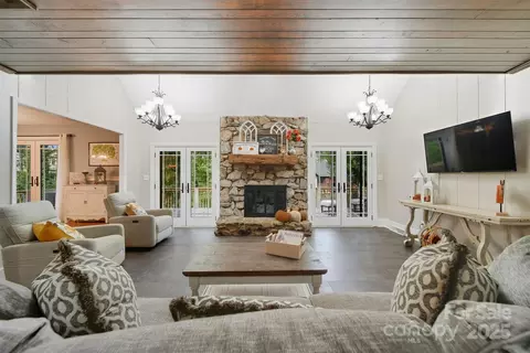 Living - 507 6th Ne Ave NE, Conover, NC 28613 photo 3 of 3