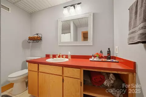 Bath - 507 6th Ne Ave NE, Conover, NC 28613 photo 5 of 6