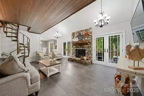 Living - 507 6th Ne Ave NE, Conover, NC 28613 photo 2 of 3
