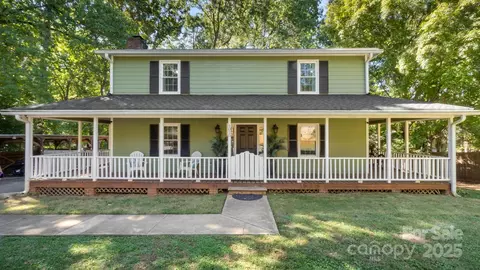 1015 Woodsman Ct, Charlotte, NC 28213