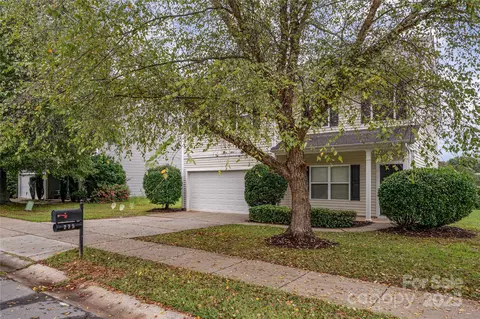 275 Flanders Dr, Mooresville, NC 28117