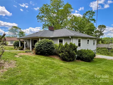 135 Haynes St, Hendersonville, NC 28791