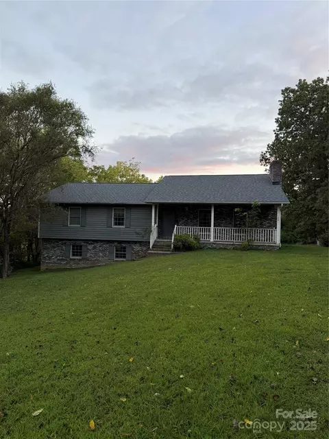 173 Crest View Dr, Marshall, NC 28753