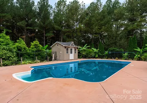 Exterior - 7133 Gildhall Ct, Denver, NC 28037 photo 2 of 13