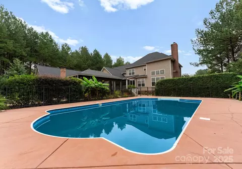 Exterior - 7133 Gildhall Ct, Denver, NC 28037 photo 4 of 13