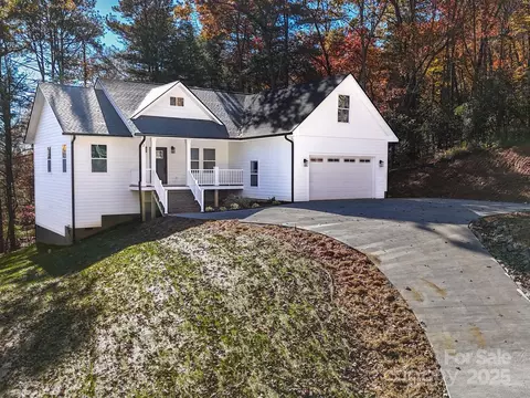 2 Caroline Dr, Horse Shoe, NC 28742