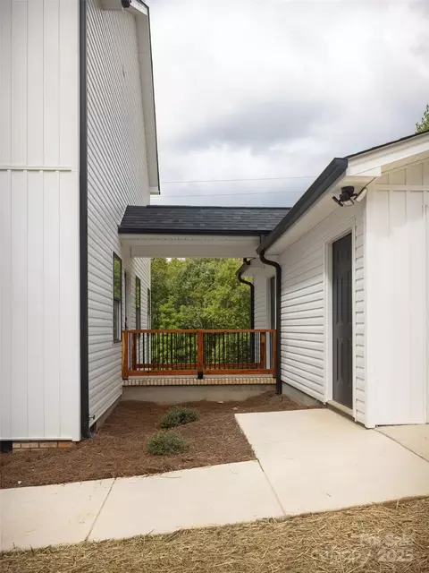 Exterior - 5891 Vinewood Rd, Davidson, NC 28036 photo 2 of 3