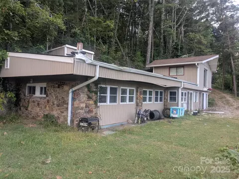 33 Venus Dr, Asheville, NC 28804