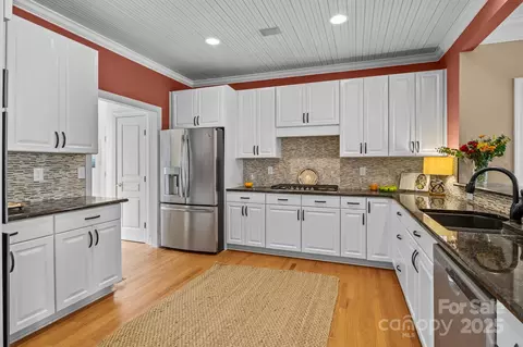 Kitchen - 17405 Springwinds Dr, Cornelius, NC 28031 photo 4 of 6