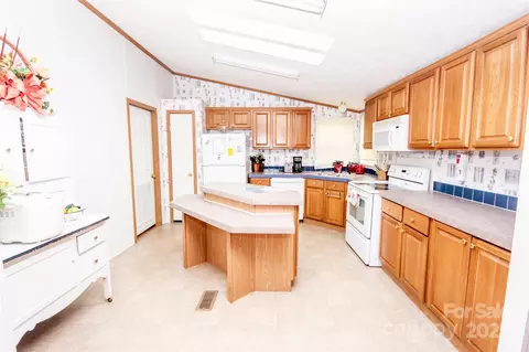 Kitchen - 159 Shaw Rd, Harmony, NC 28634 photo 2 of 2