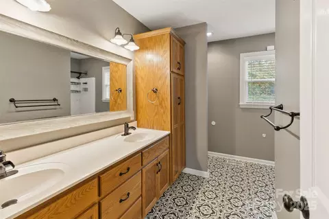 Bath - 3233 6th Ne Ave NE, Conover, NC 28613 photo 2 of 5
