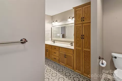 Bath - 3233 6th Ne Ave NE, Conover, NC 28613 photo 3 of 5
