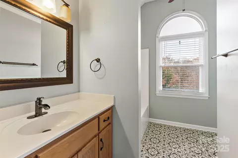 Bath - 3233 6th Ne Ave NE, Conover, NC 28613 photo 4 of 5