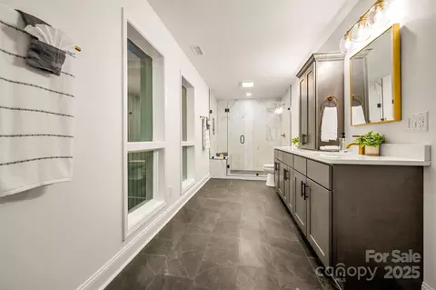 Bath - 160 Lasae Ln, Tryon, NC 28782 photo 2 of 7