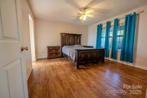 Bedroom - 565 Overlook Dr, Spruce Pine, NC 28777 photo 4 of 6