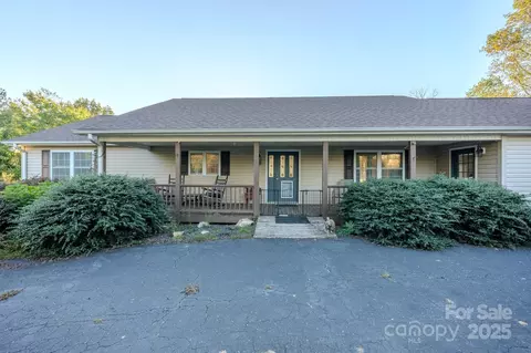 565 Overlook Dr, Spruce Pine, NC 28777