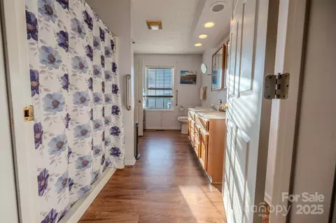 Bath - 565 Overlook Dr, Spruce Pine, NC 28777 photo 1 of 3