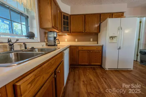 Kitchen - 565 Overlook Dr, Spruce Pine, NC 28777 photo 2 of 3