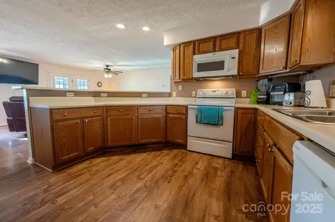 Kitchen - 565 Overlook Dr, Spruce Pine, NC 28777 photo 3 of 3