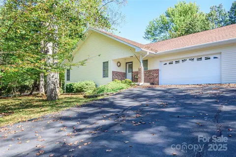 95 Bridgetteloop Rd, Hendersonville, NC 28791
