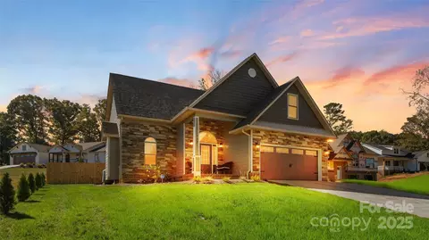 137 Maplewood Ct, Hudson, NC 28638