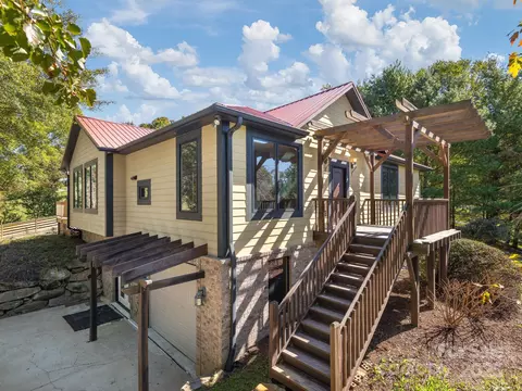 5 N Valley Dr, Weaverville, NC 28787