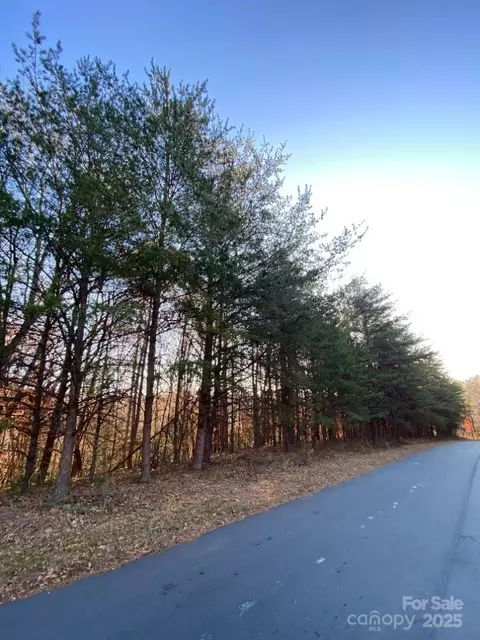 1420 Windemere Ln, Hickory, NC 28602
