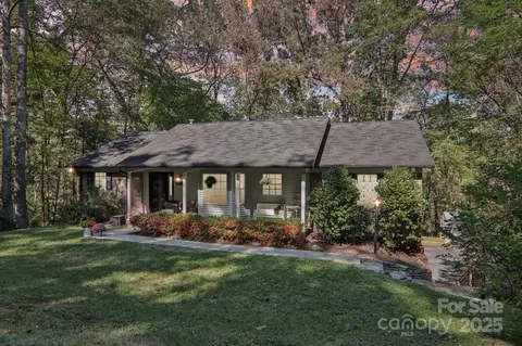 425 Hunters Glen Ln, Hendersonville, NC 28739