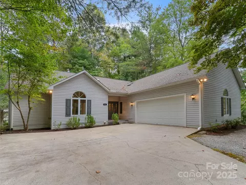 111 Wintergreen Dr, Brevard, NC 28712